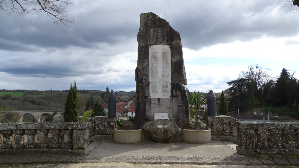 Monument aujourdhui coté place