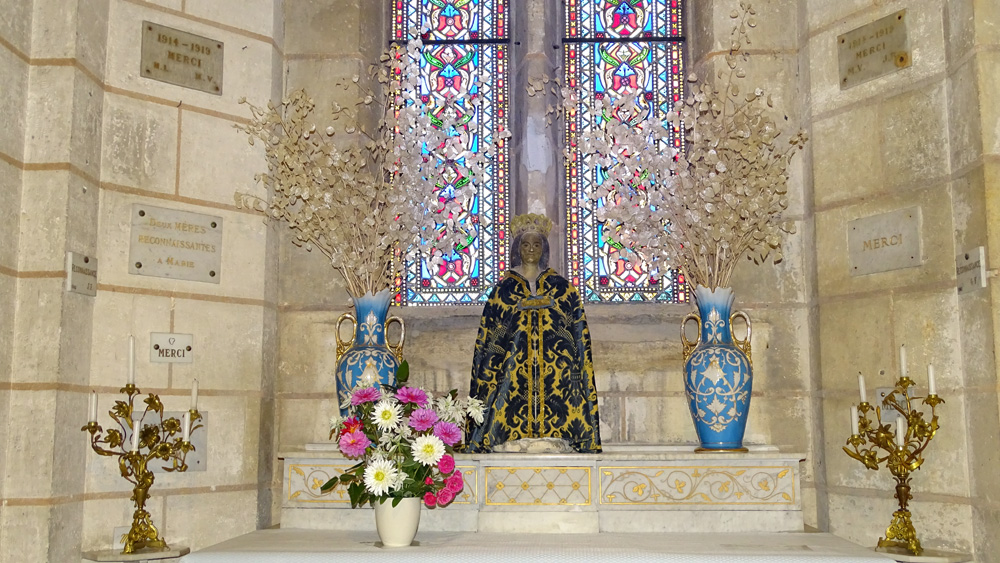 Notre-Dame-des-Ronces entourée d'ex-votos Notre Dame des Ronces
